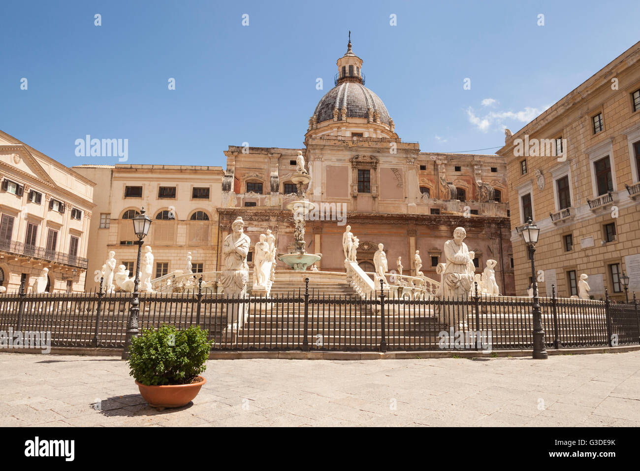 Fontana Pretoria und Kirche Santa Caterina, Piazza Pretoria, Palermo, Sizilien, Italien Stockfoto