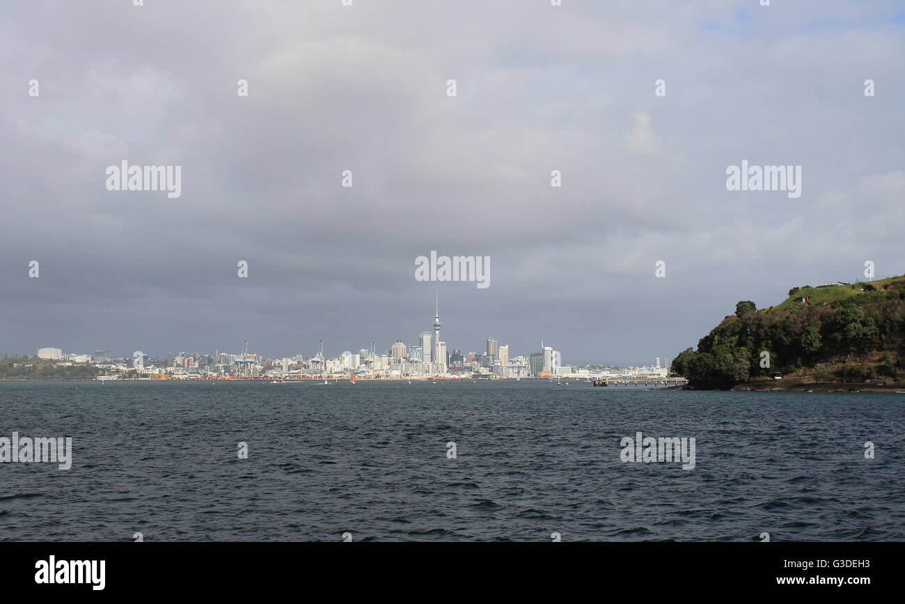 Auckland City Skyline von offshore Stockfoto