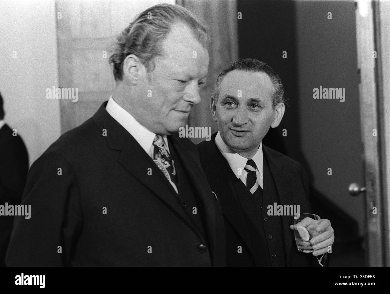 Bundeskanzler Willy Brandt (l, SPD) im Gespräch mit Egon Bahr (R, SPD) am 3. Juni 1972. | weltweite Nutzung Stockfoto