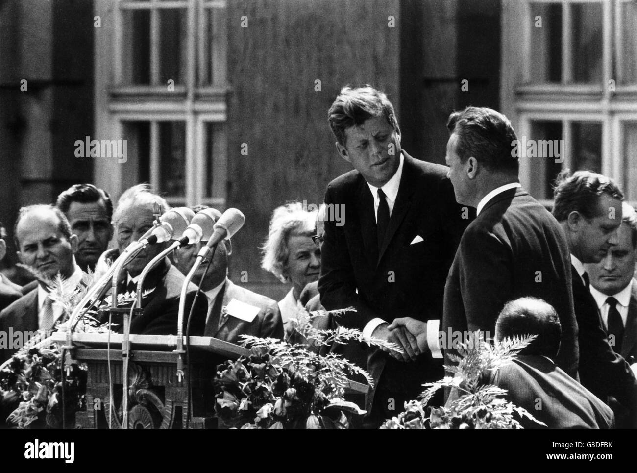 Der amerikanische Präsident John F. Kennedy (m) und der Berliner Bürgermeister Willy Brandt (r) vor dem Schöneberger Rathaus in Berlin am 26. Juni 1963. Mit seinem legendären deutschen Satz "Ich bin Ein Berliner" gesprochen (ich bin ein Berliner), Kennedy bekundet seine Solidarität mit den Menschen in der geteilten Stadt. Eine halbe million Menschen standen an den Straßenrändern, während der US-Präsident wurde durch die Straßen von Berlin für sieben und eine halbe Stunde fahren, oder sie trafen sich vor dem Rathaus Schöneberg, Kennedys Rede zuzuhören. | weltweite Nutzung Stockfoto