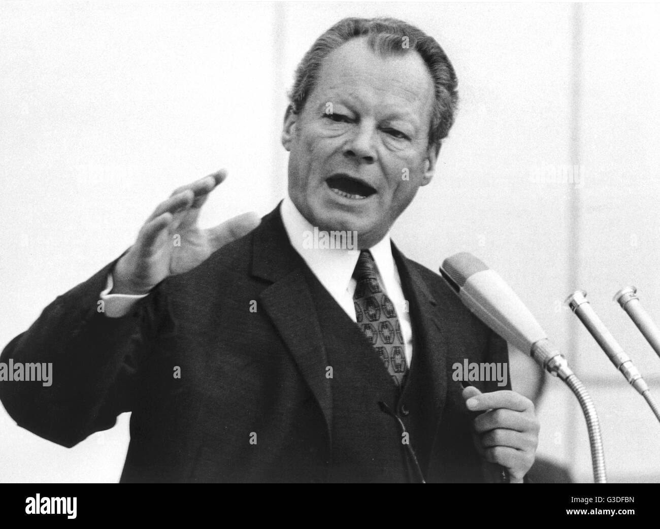 Bundeskanzler Willy Brandt in seiner Rede am 9. Februar 1972 in Bonn vor das Plenum des Bundesrates in der Debatte über die Abkommen zwischen der Bundesrepublik Deutschland und mehreren Ländern des Ostblocks. | weltweite Nutzung Stockfoto