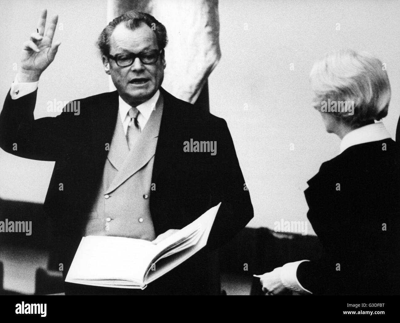 Willy Brandt (SPD) ist nur wenige Stunden nach seiner Wiederwahl am 14. Dezember 1972, als Reichskanzler vereidigt. Die richtige Annemarie Renger kam die erste Frau als Präsidentin des Deutschen Bundestages. | weltweite Nutzung Stockfoto