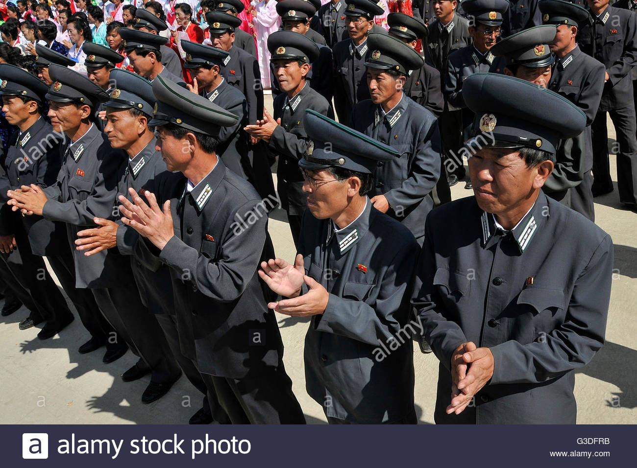 Nordkoreanische Bahnpersonal In Uniform Einweihung Fur Die Wiedereroffnung Der Bahnstrecke Chassan Nordkoreas Expertenkommission Hafenstadt Stockfotografie Alamy