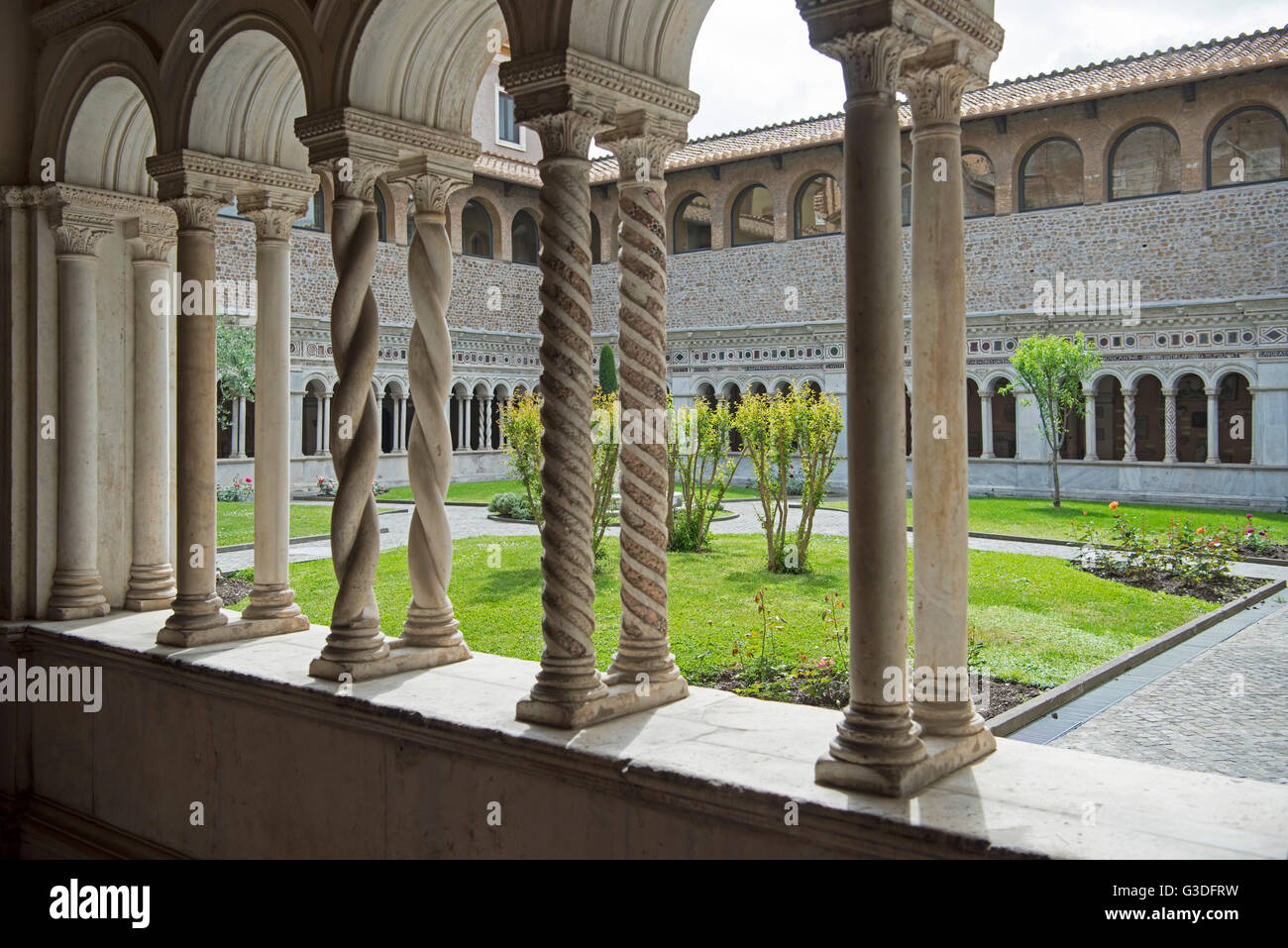 Italien, Rom, Päpstliche Erzbasilika San Giovanni in Laterano (Auch Lateranbasilika), Kreuzgang des Klosters der Lateranbasilika Stockfoto