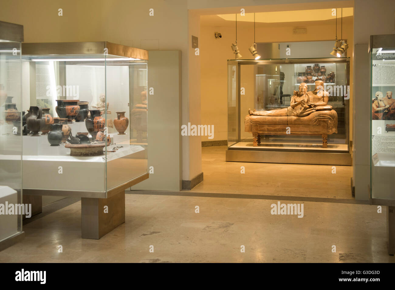 Italien, Rom, Museo Nazionale Etrusco di Villa Giulia, Im Hintergrund der Sarcofago Degli Sposi Stockfoto