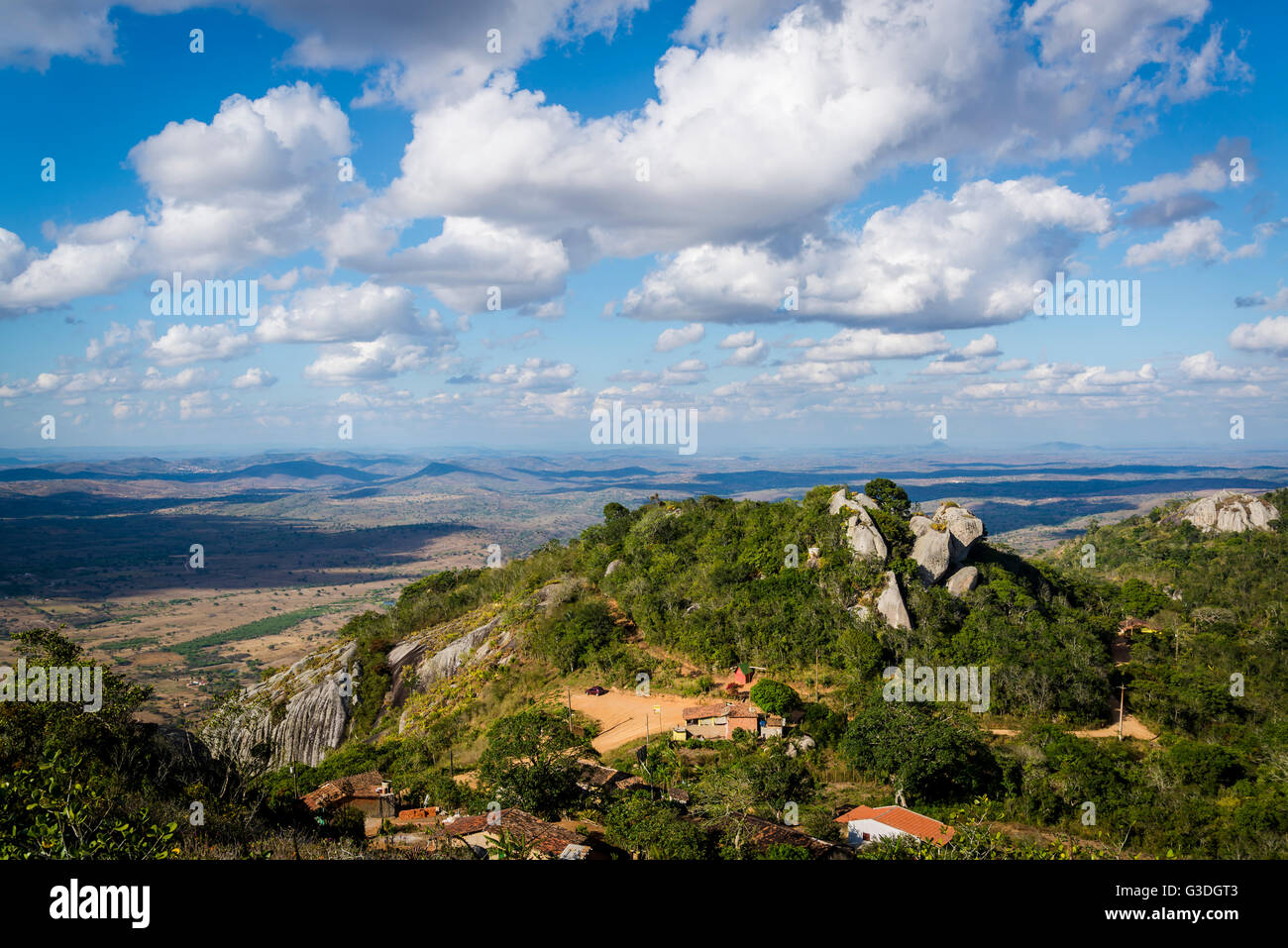 Blick auf die Landschaft von Serra Negra Ecological Park, in der Nähe von Bezerros, Pernambuco, Brasilien Stockfoto