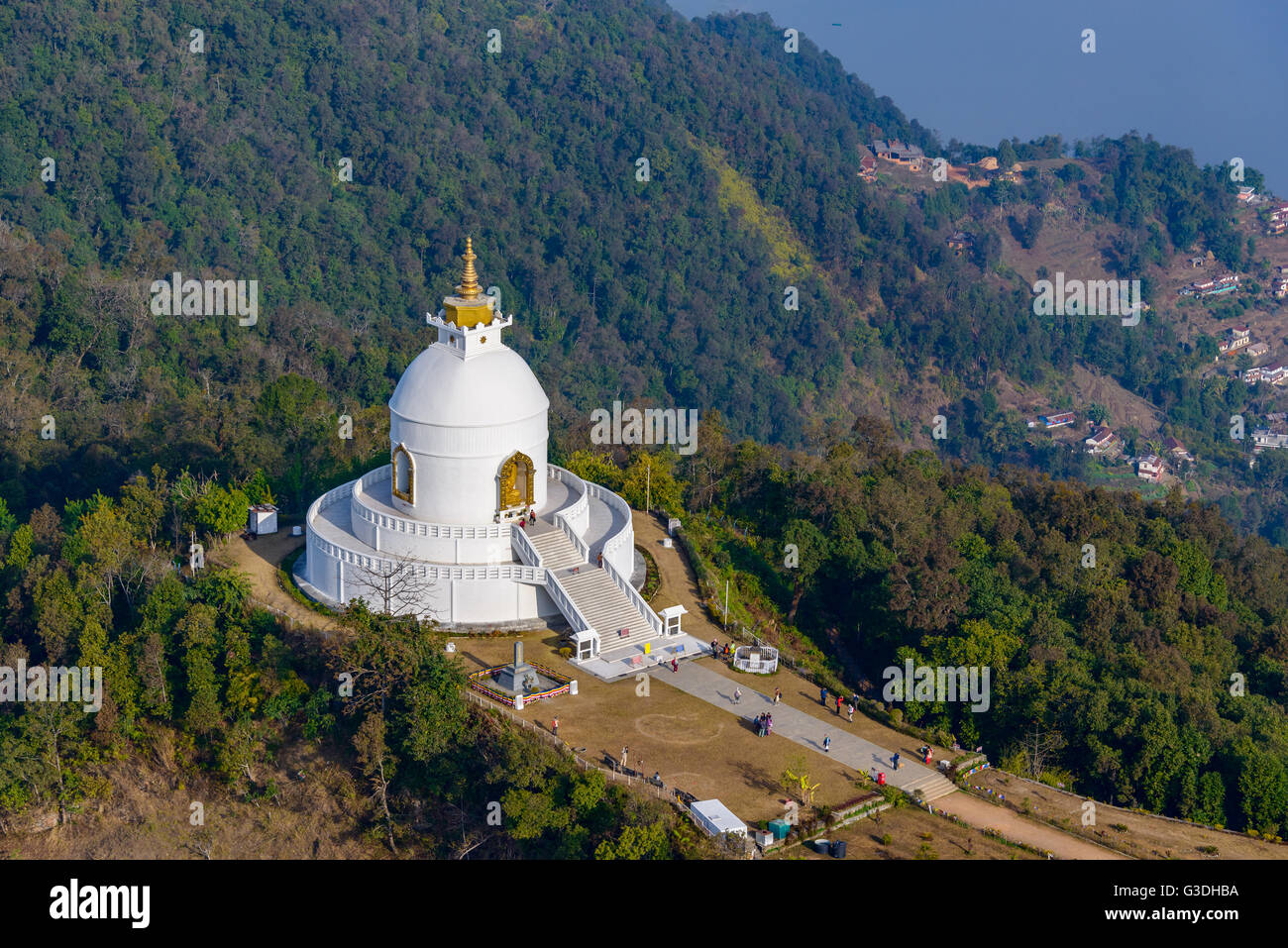 Luftaufnahme des World Peace Pagoda in Pokhara, Nepal Stockfoto