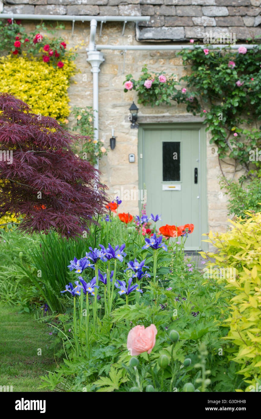 17. Jahrhundert Stein Bauerngarten in Bibury im Frühjahr. Cotswolds, Gloucestershire, England Stockfoto