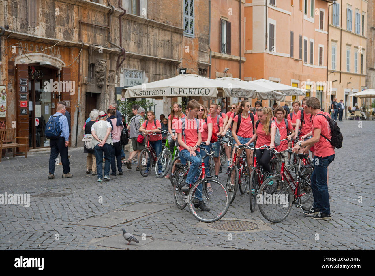 Italien, Rom, Via del Portico d'Ottavia Im Morgenrock Ghetto, Radfahrer in Den Gassen Stockfoto