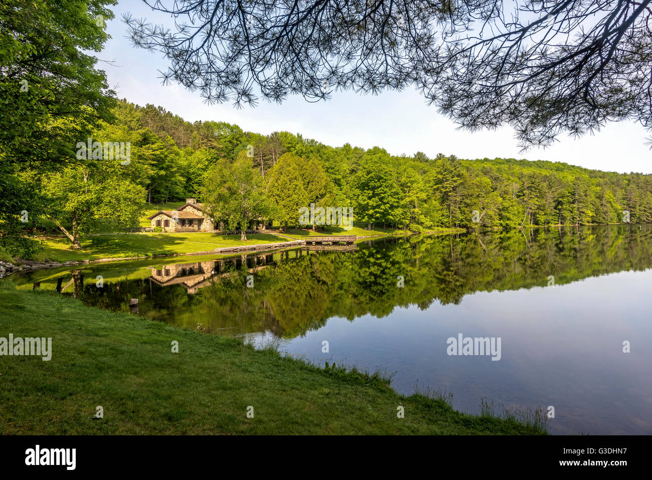 Eine ruhige Frühling Morgen auf Gilbert See in Upstate New York in den USA. Stockfoto