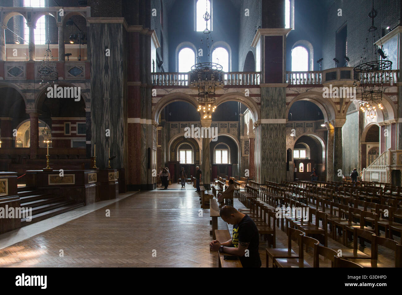 Innere der Westminster Kathedrale, katholische Kirche, London. Eine Person wird angezeigt, beten Stockfoto