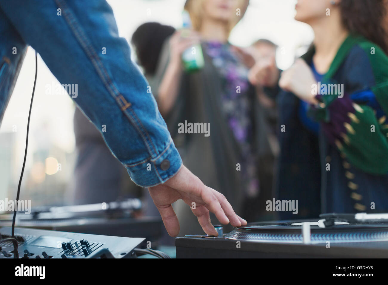 DJ Spinnerei Datensätze auf party Stockfoto