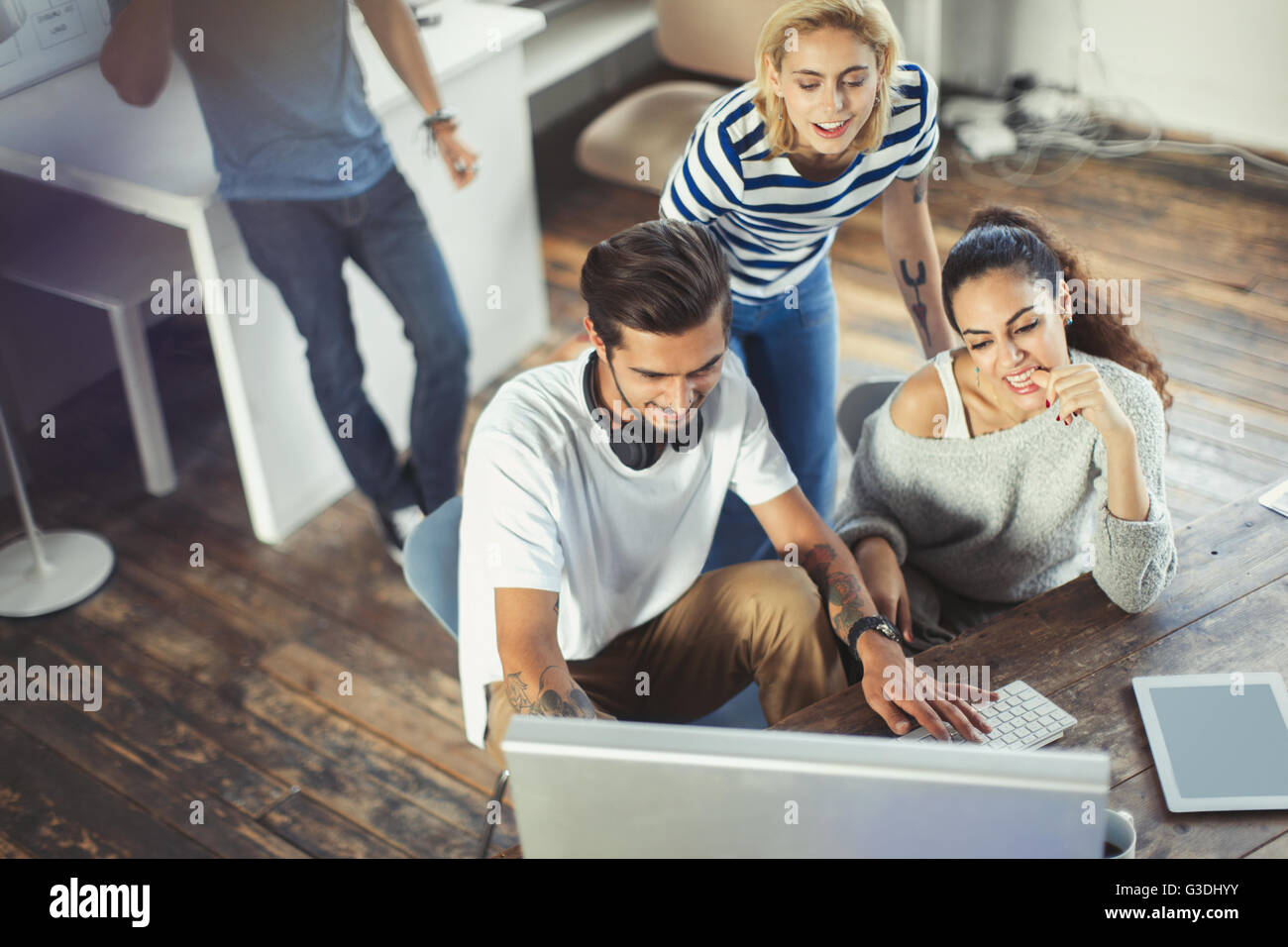 Kreative junge Geschäftsleute arbeiten am Computer im Büro Stockfoto