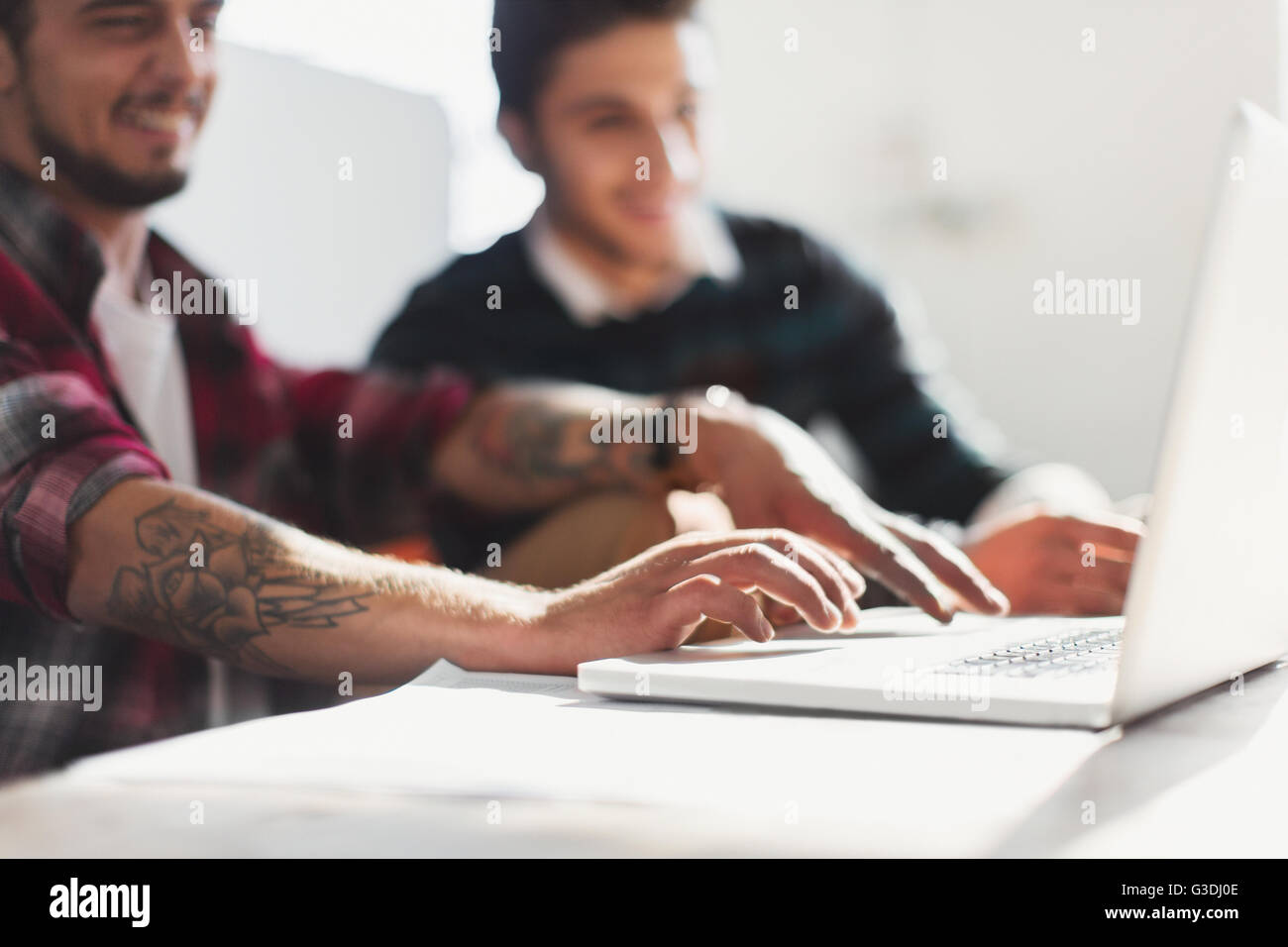 Kreative Jungunternehmer arbeiten am laptop Stockfoto