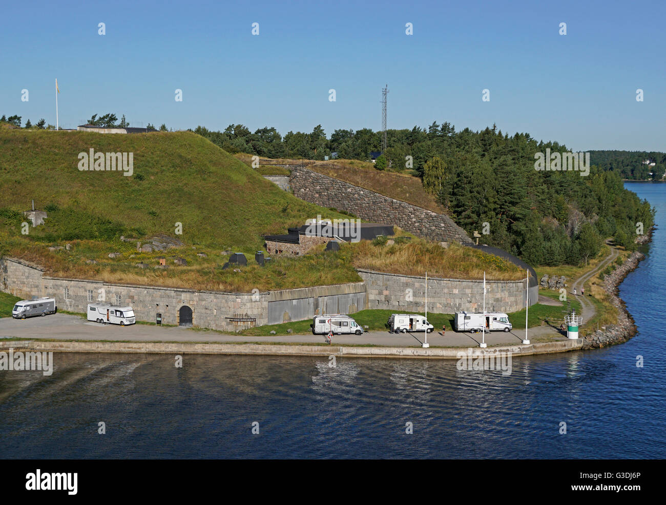 Festung in den Stockholmer Schären, die Ansatz zur Stadt vor feindlichen Angriffen auf dem Seeweg mit Sommer Camper geschützt. Stockfoto