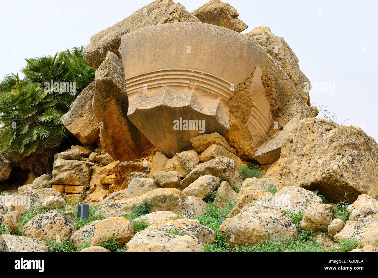 Gefallenen Spalte Kapital vom Tempel des Olympischen Zeus im Tal der Tempel (Valle dei Templi), Agrigento, Sizilien, Italien Stockfoto