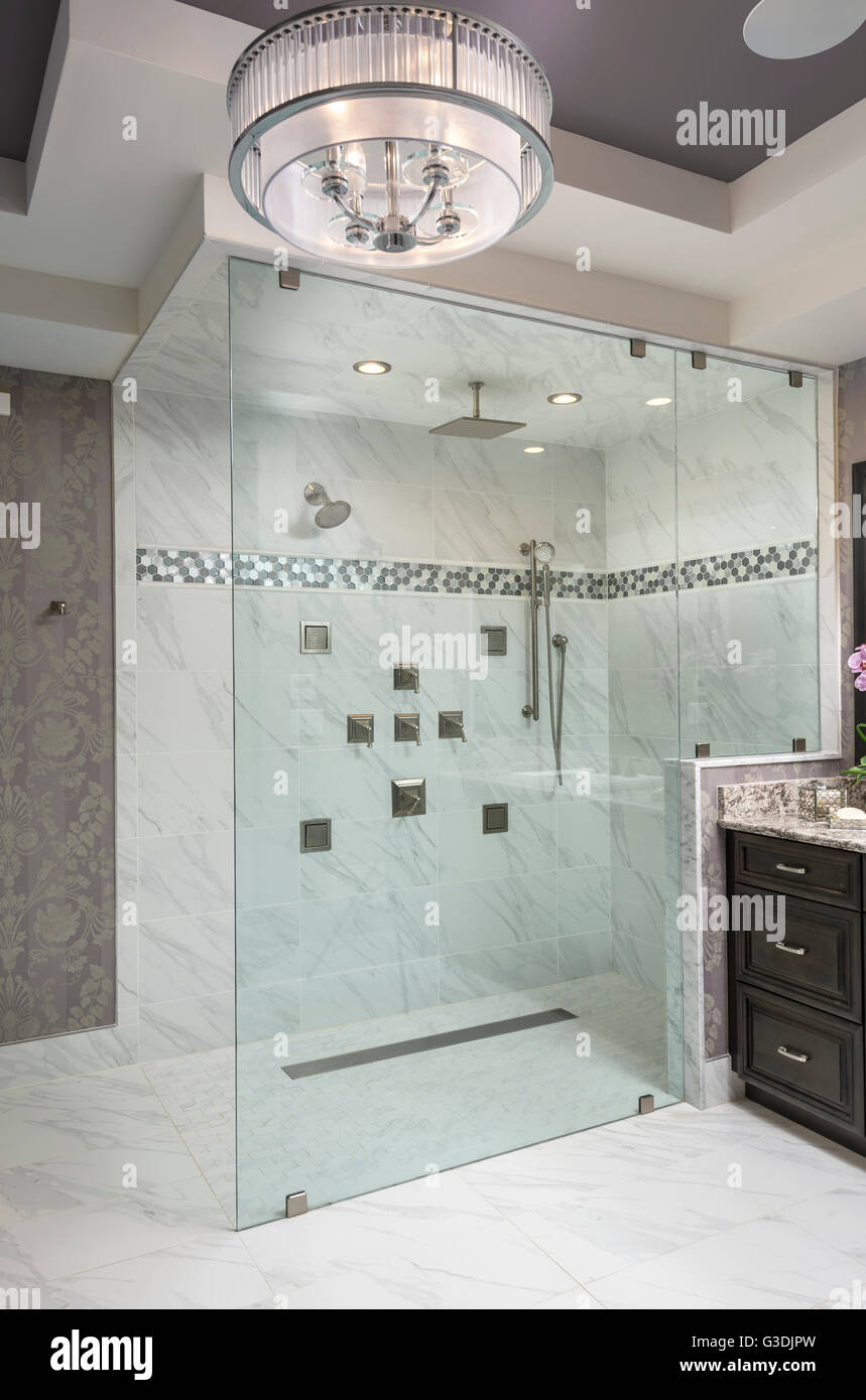 Glas-Dusche im Badezimmer Stockfoto