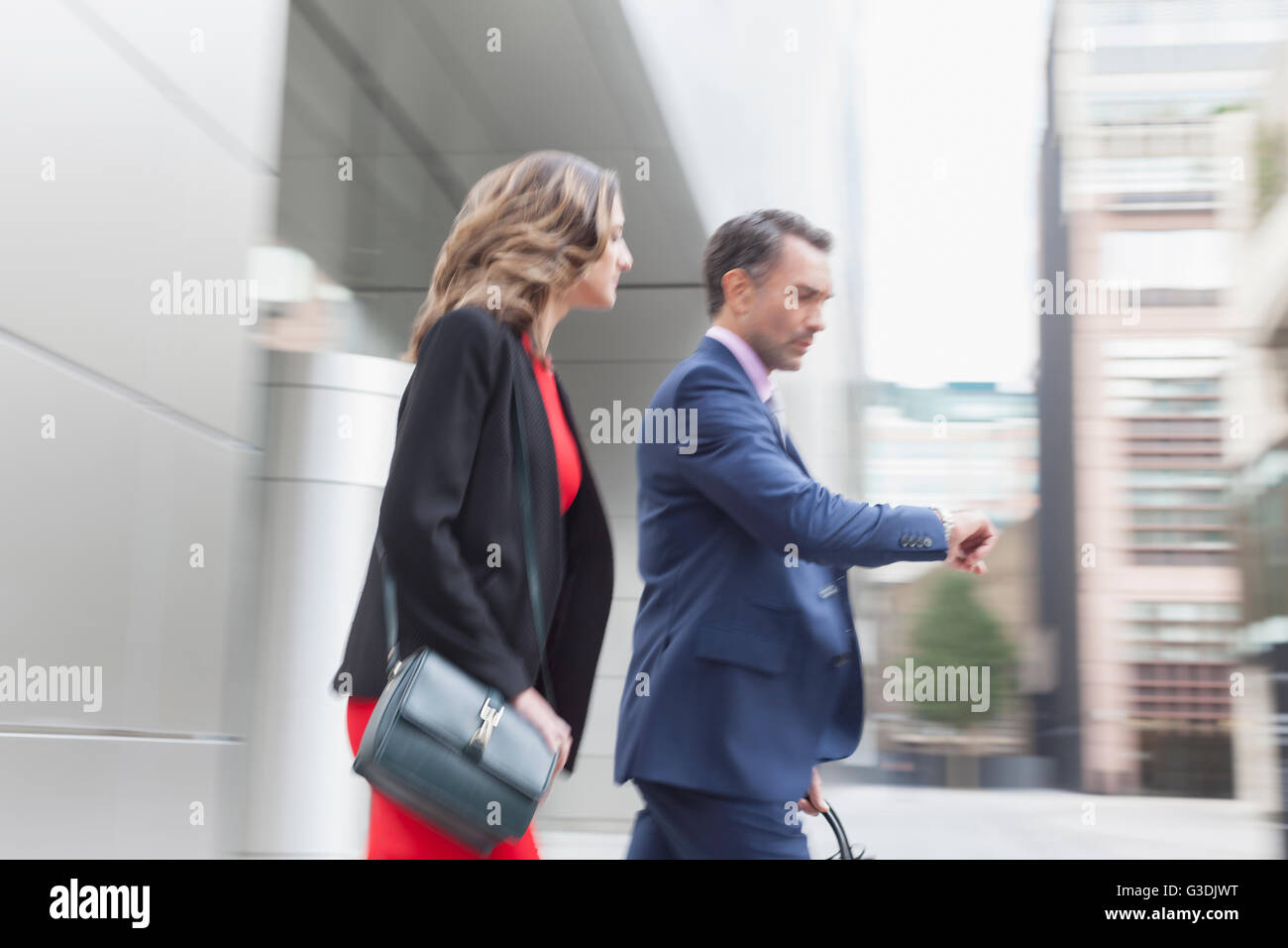 Corporate Geschäftsmann Überprüfung Armbanduhr im freien Stockfoto