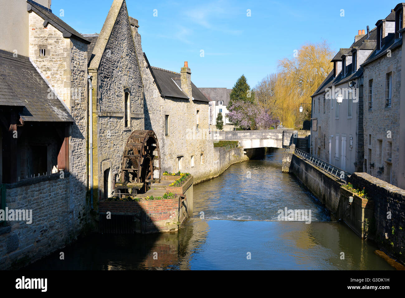 Fluss Aure in der Stadt Bayeux, eine Gemeinde im Département Calvados in der Normandie im Nordwesten Frankreichs Stockfoto