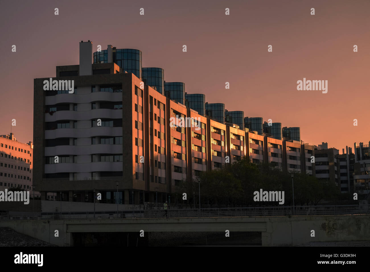 Außenseite des modernen Apartments blockieren im Sonnenuntergang Licht, Parque Das Nacoes, Lissabon, Portugal Stockfoto