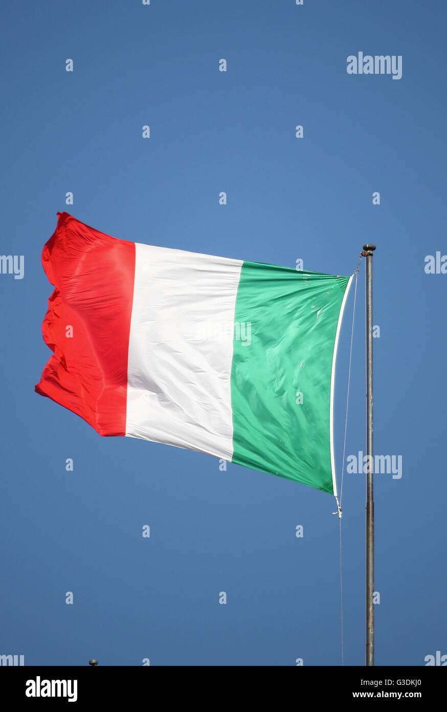 Italienische grüne, weiße und rote Fahne flattert im Wind Stockfoto