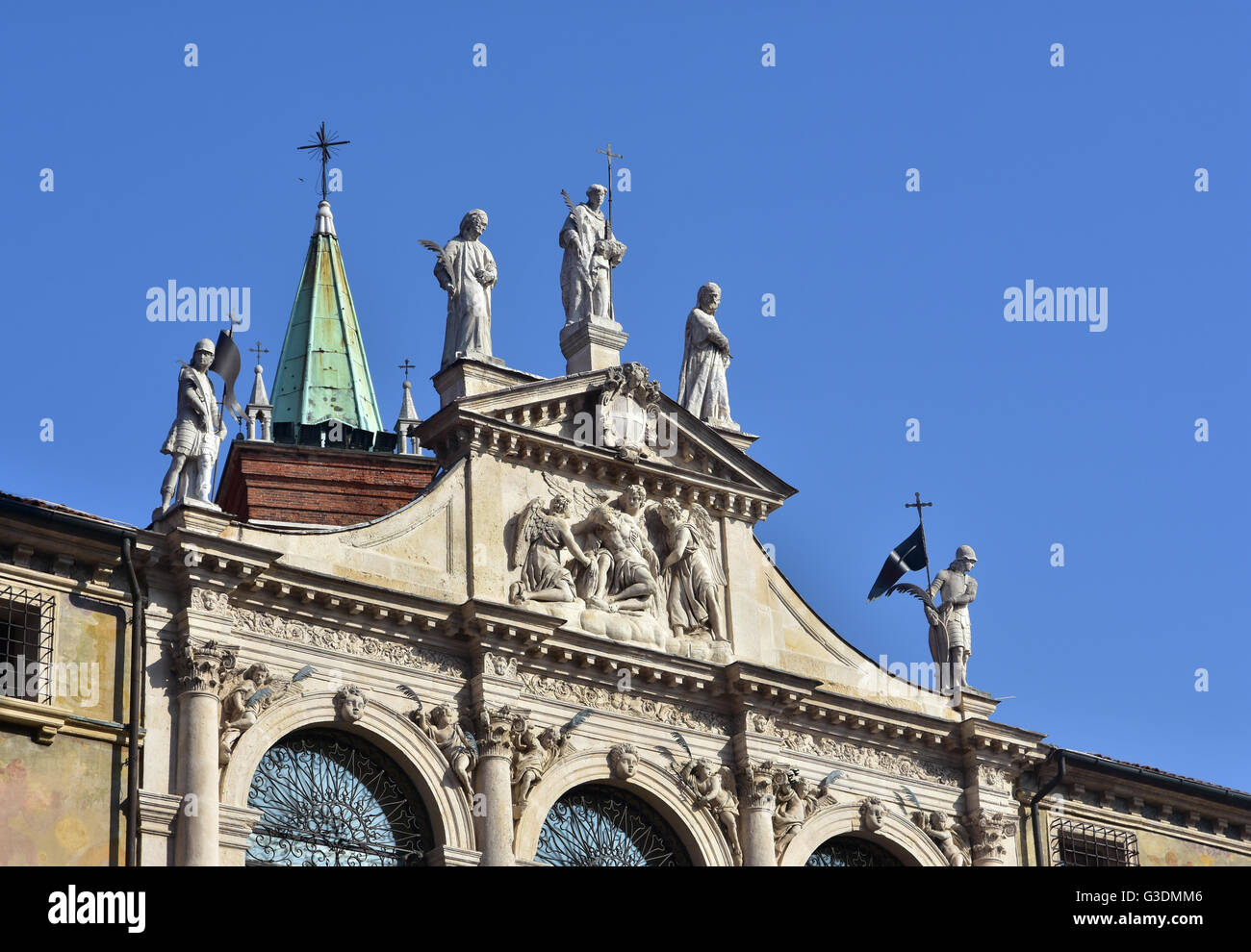 Detail von die schöne Barockkirche St. Vincent in der Zentrum von Vicenza, mit Statue von Jesus, Engel und Heiligen (17. Jahrhunderts Stockfoto