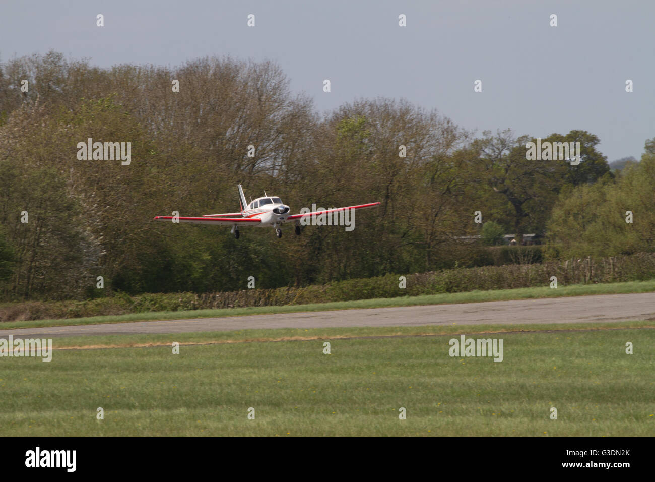 Einzelnen Propellerflugzeug ins Land kommen. Wolverhampton Halfpenny grüner Flughafen. UK Stockfoto