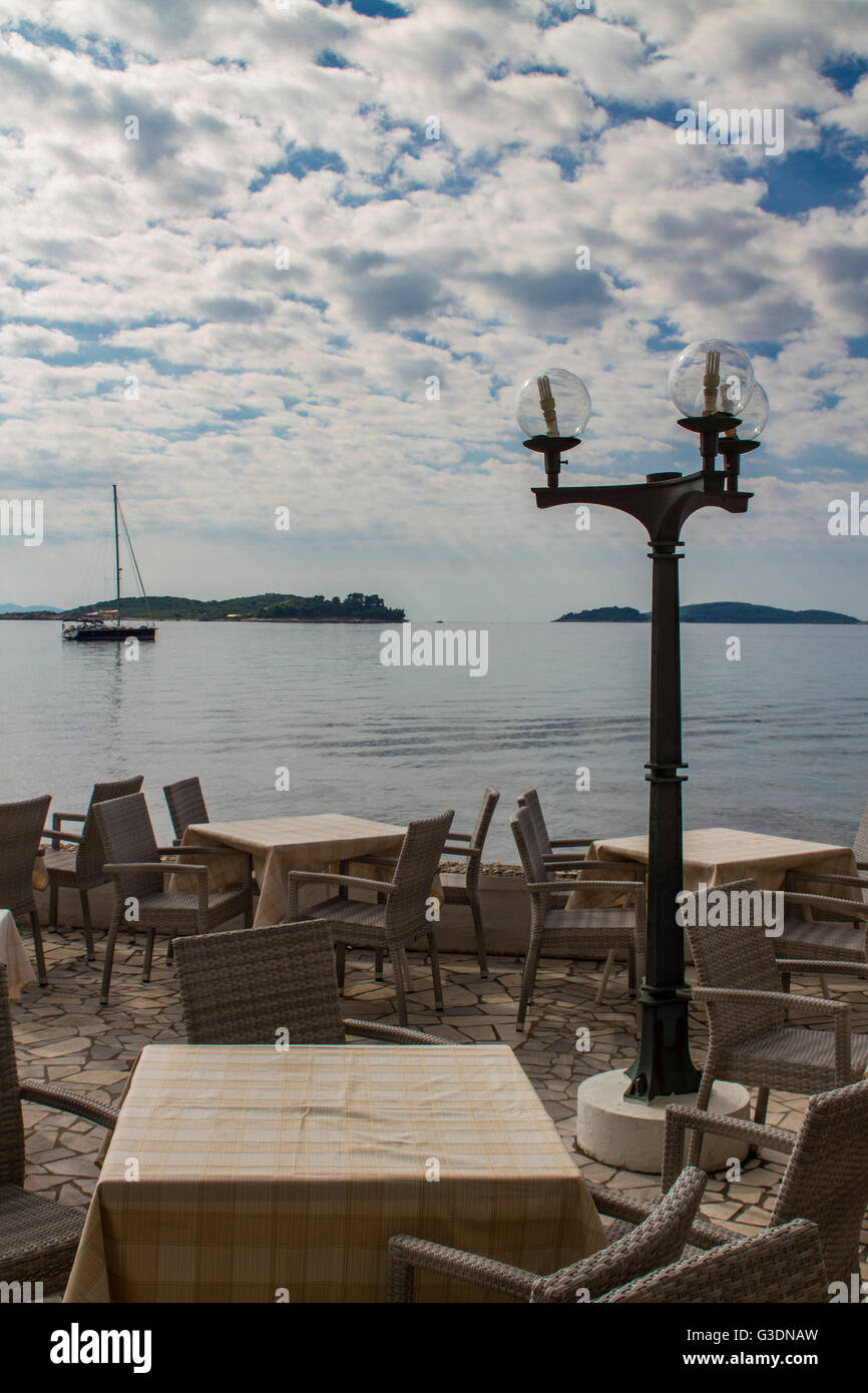 Mediterrane Terrasse mit Tischen und Stühlen-sets Stockfoto