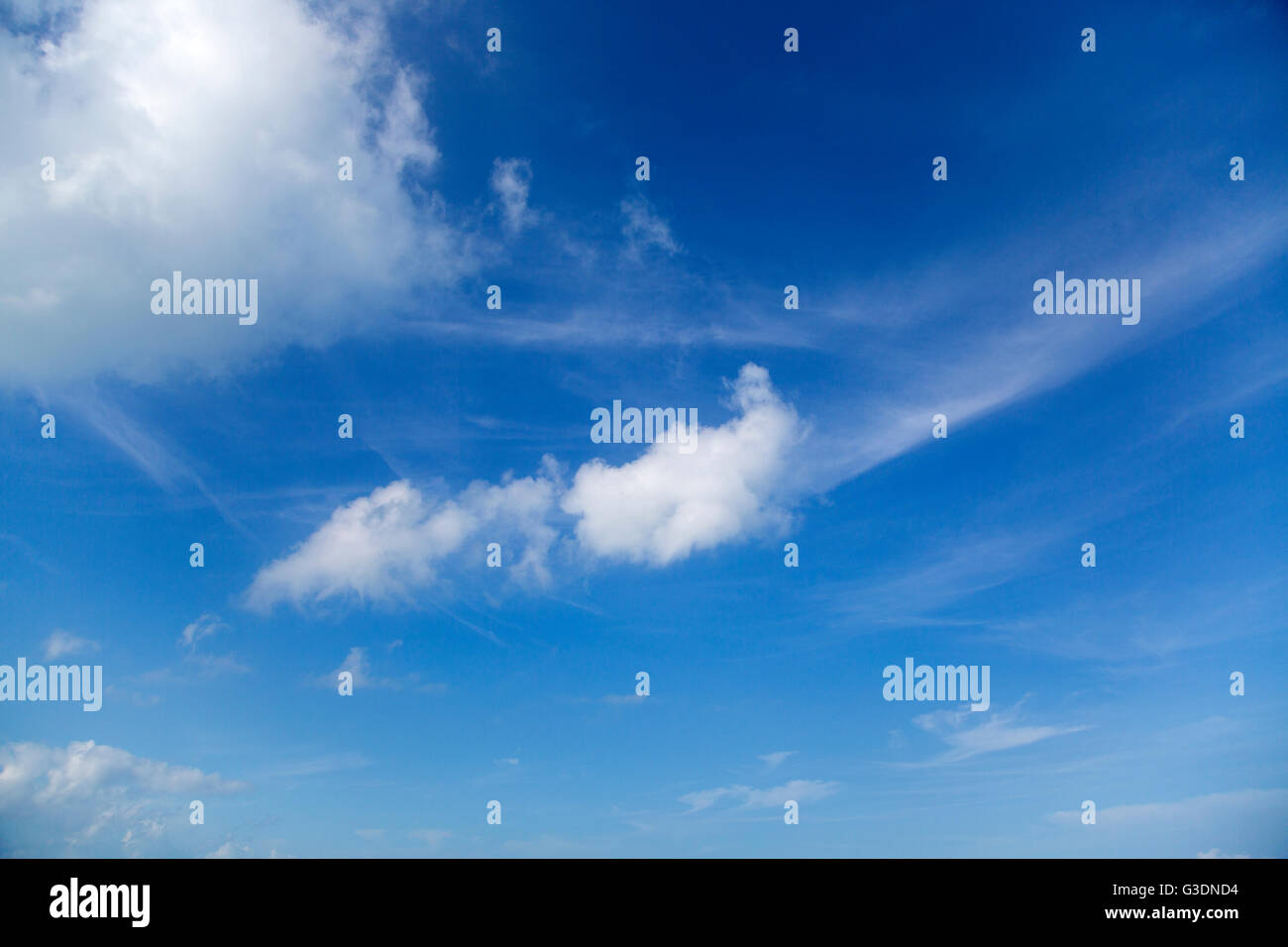 Blick auf die Wolkengebilde am blauen Himmel Stockfoto