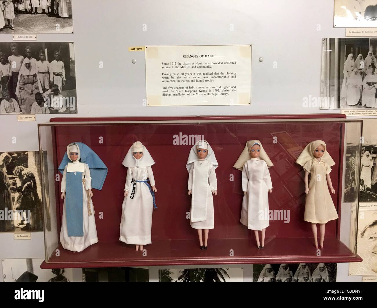 Ausstellung von Nonnen Gewohnheiten im Laufe der Jahre auf Puppen im Museum auf Bathurst Island, einer der den Tiwi Islands angezeigt. Stockfoto