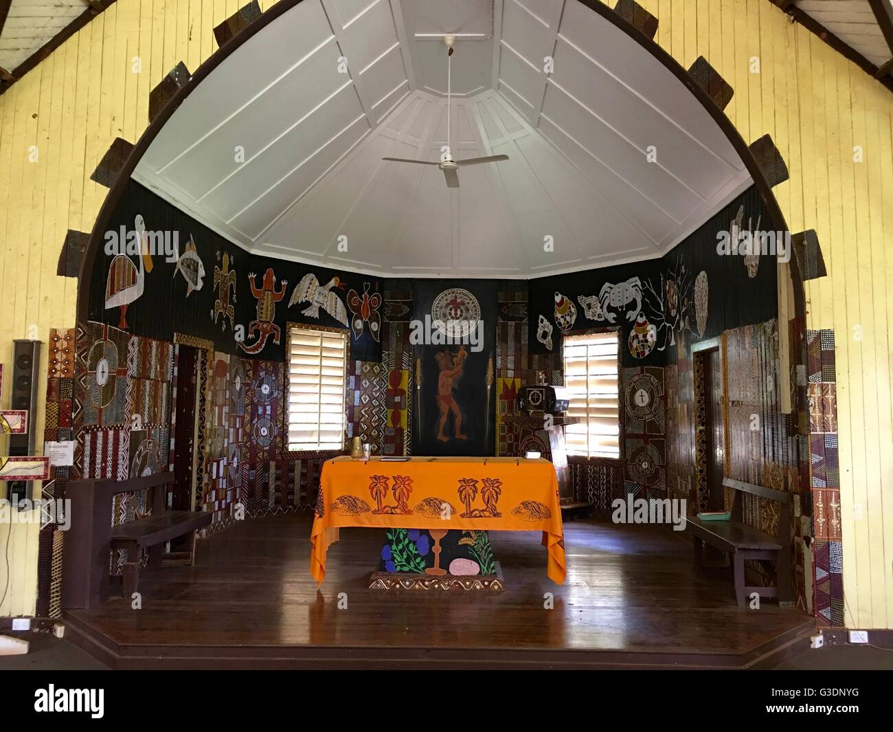 Innenansicht der heiligen Therese katholische Kirche & Presbyterium auf Bathurst Island, einer der den Tiwi Islands. Stockfoto