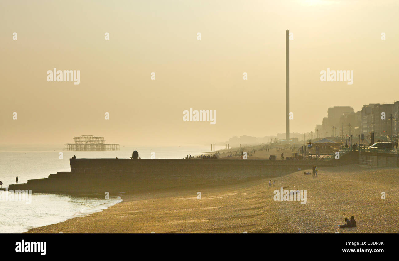Dunst von der späten Abendsonne erweicht die Silhouetten der West Pier und der Spalte der i360 auf Brighton seafront Stockfoto
