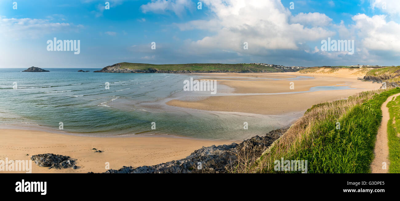 Crantock Beach und Pentire Point Osten, Newquay, Cornwall, UK. Die kleine Insel auf der linken Seite wird die Gans genannt. Stockfoto