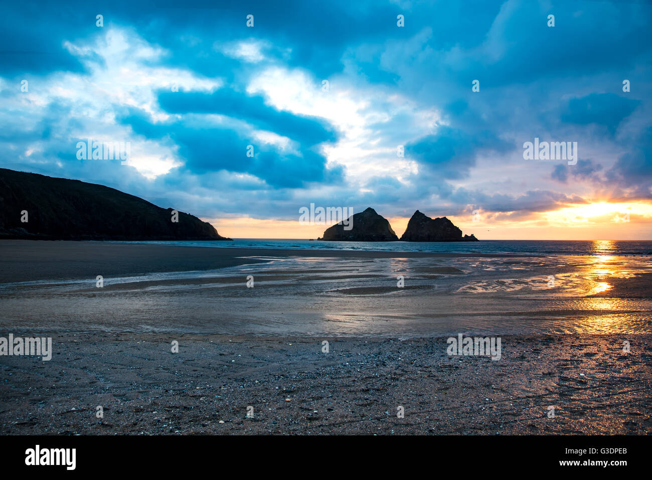 Carters Felsen bei Sonnenuntergang.  Gesehen von Holywell Strand in der Nähe von Newquay, Cornwall, UK. Stockfoto