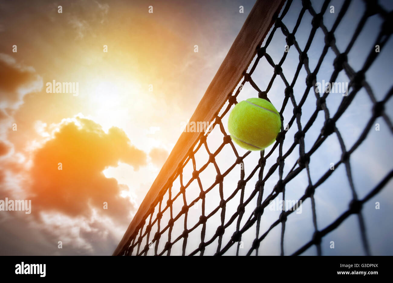 Tennisball auf einem Tennisplatz Stockfoto