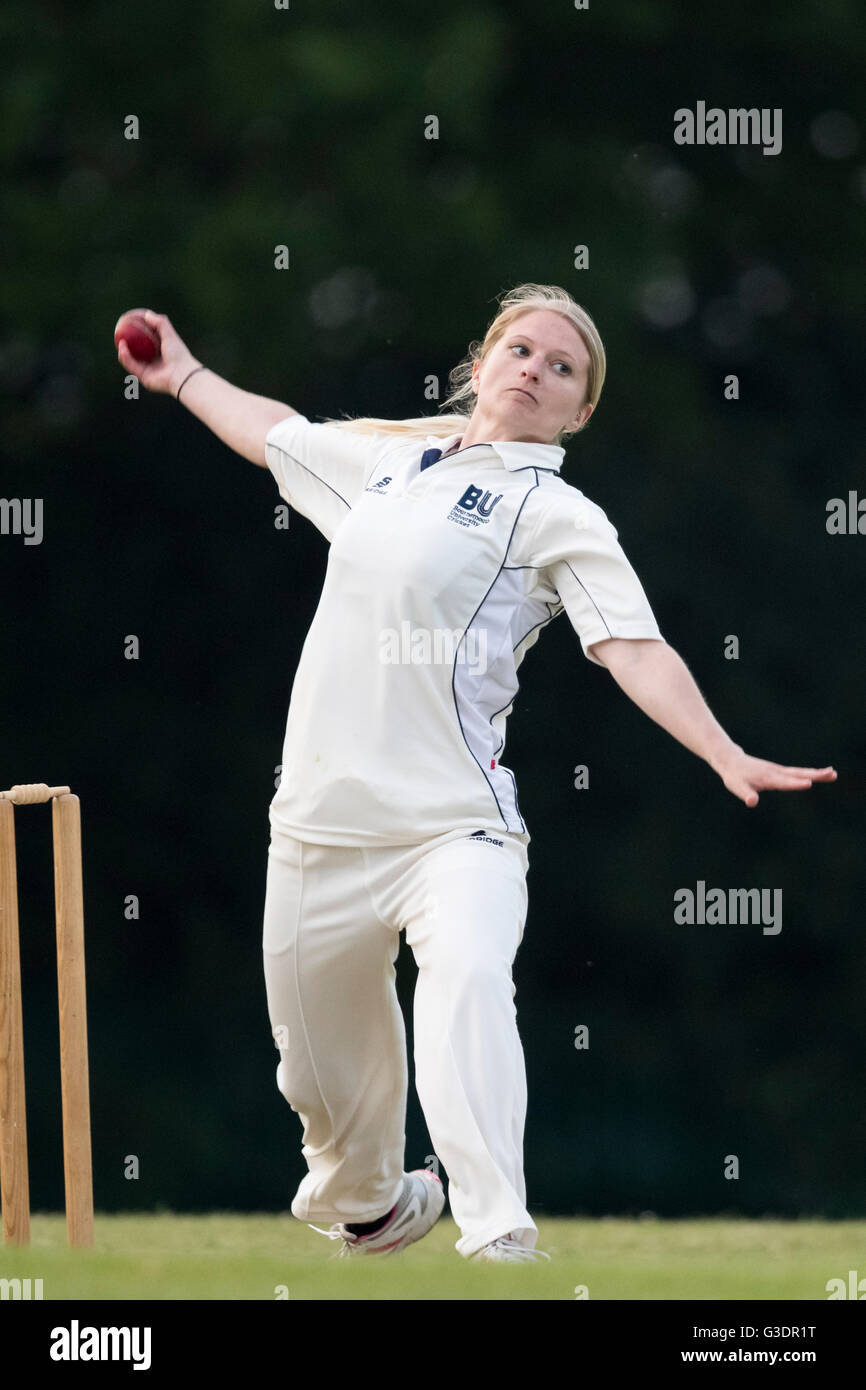 Weibliche Cricketspieler bowling Stockfoto