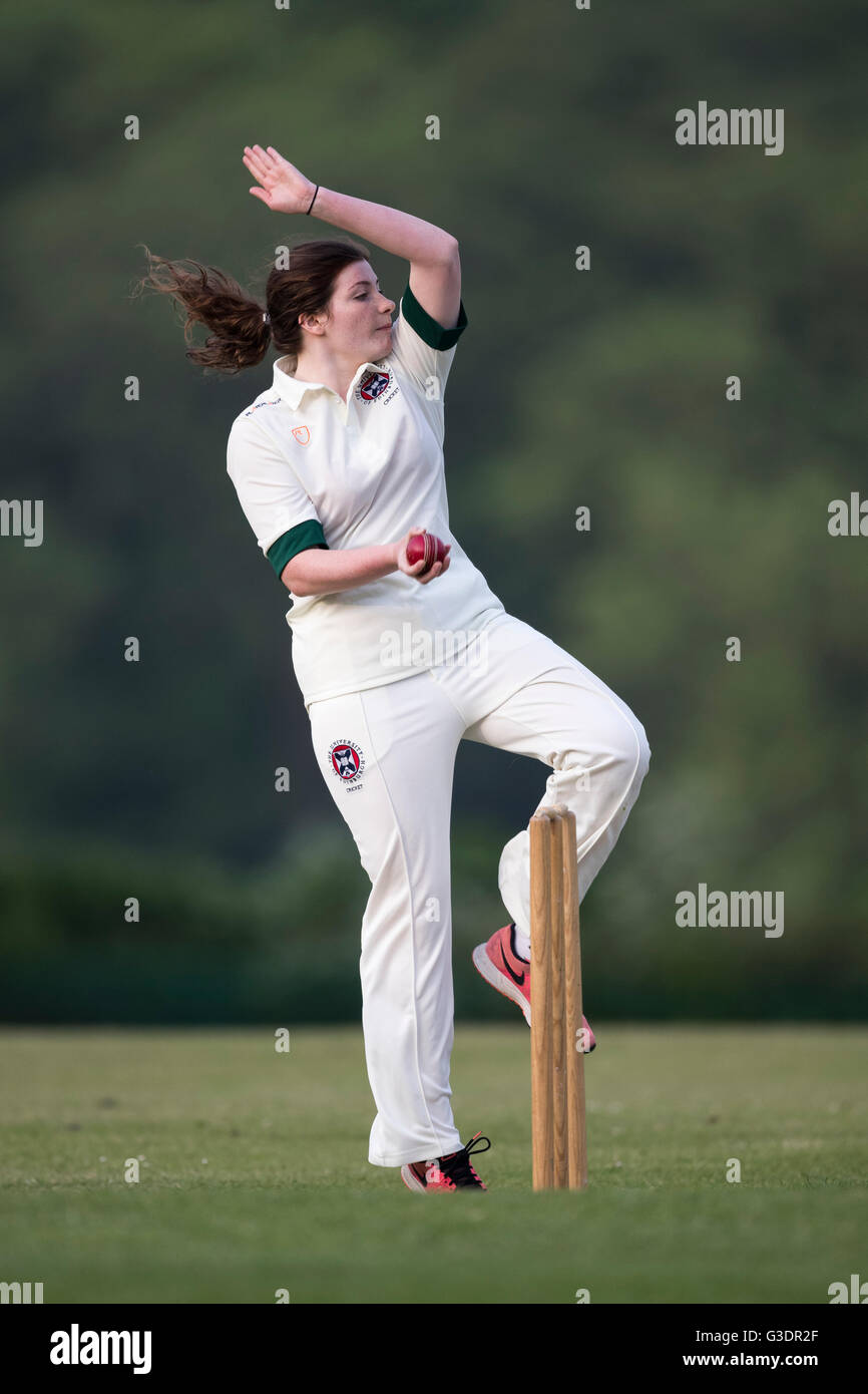 Weibliche Cricketspieler bowling Stockfoto