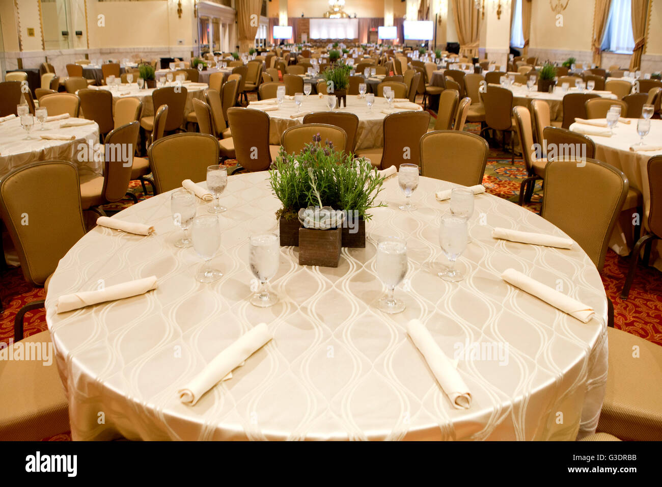 Das Mayflower Hotel Speisesaal Table Setup für große Veranstaltung - Washington, DC, USA Stockfoto