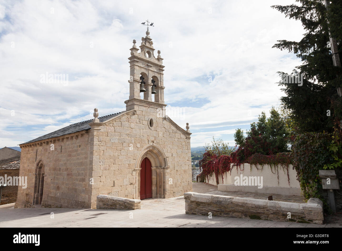 Galicien, Spanien: Iglesia San Salvador. Das 13. Jahrhundert frühgotische Kirche entlang Rúa Maior. Stockfoto