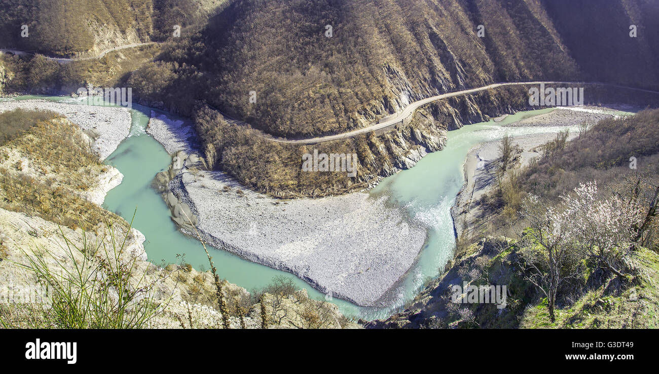 Einlass biegen Fluss Trebbia Kurve Straße im Winter - Brugnello Piacenza Stockfoto