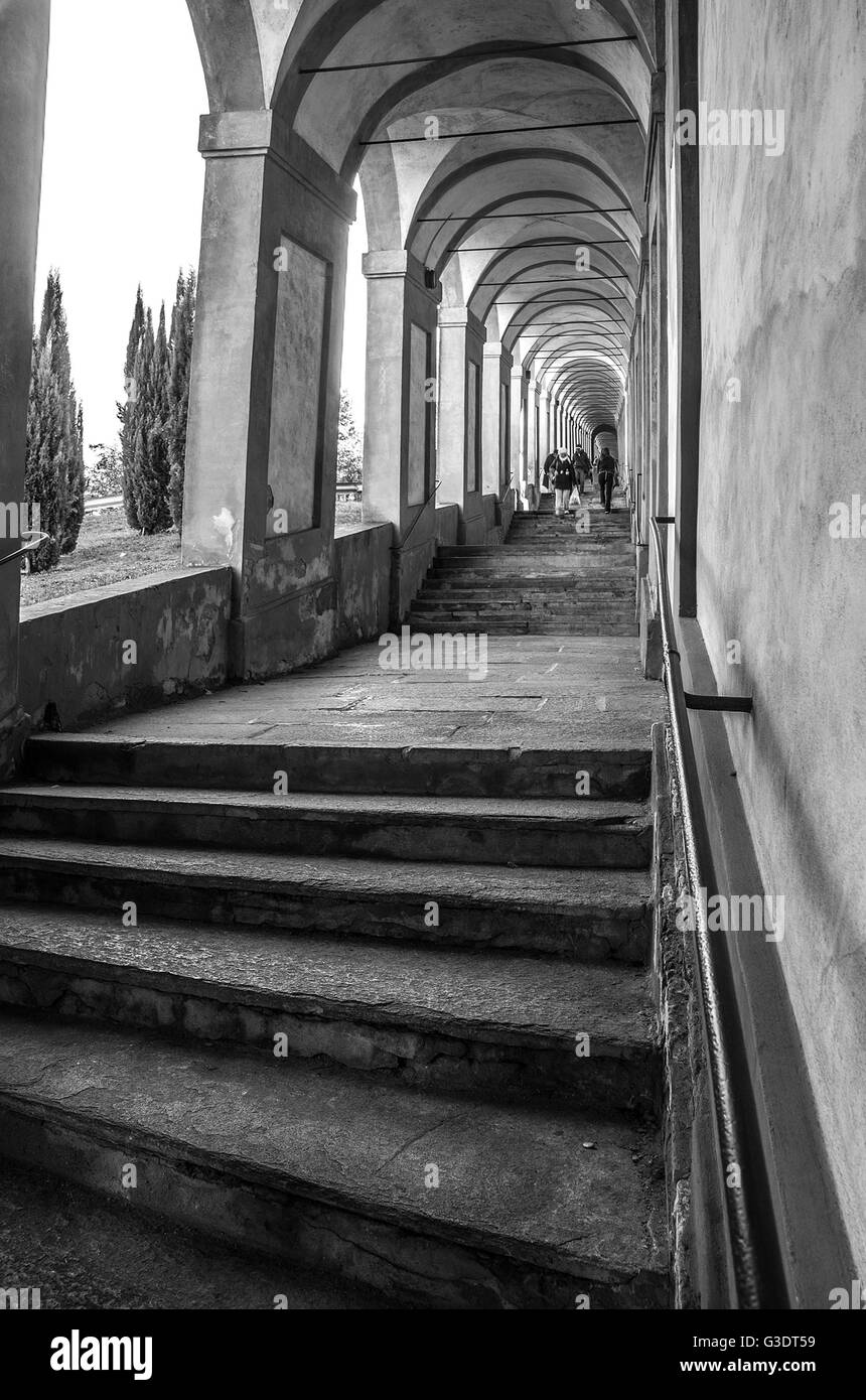 Treppen von den Arkaden, die zu der Wallfahrtskirche San Luca in Bologna - Emilia-Romagna - Italien Stockfoto