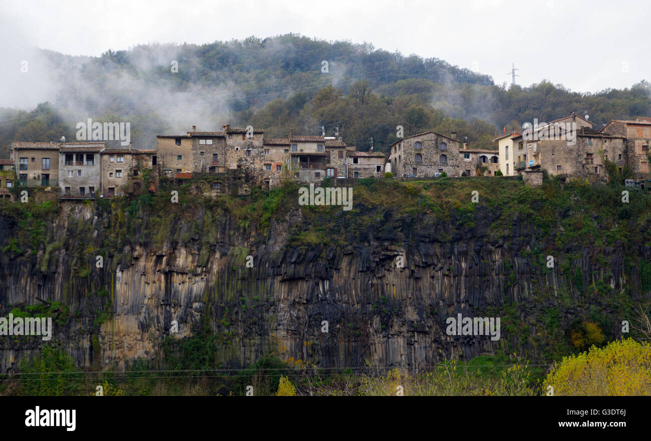 Castellfollit De La Roca ist ein Dorf der Garrotxa, in der Provinz Girona, Katalonien, Spanien Stockfoto