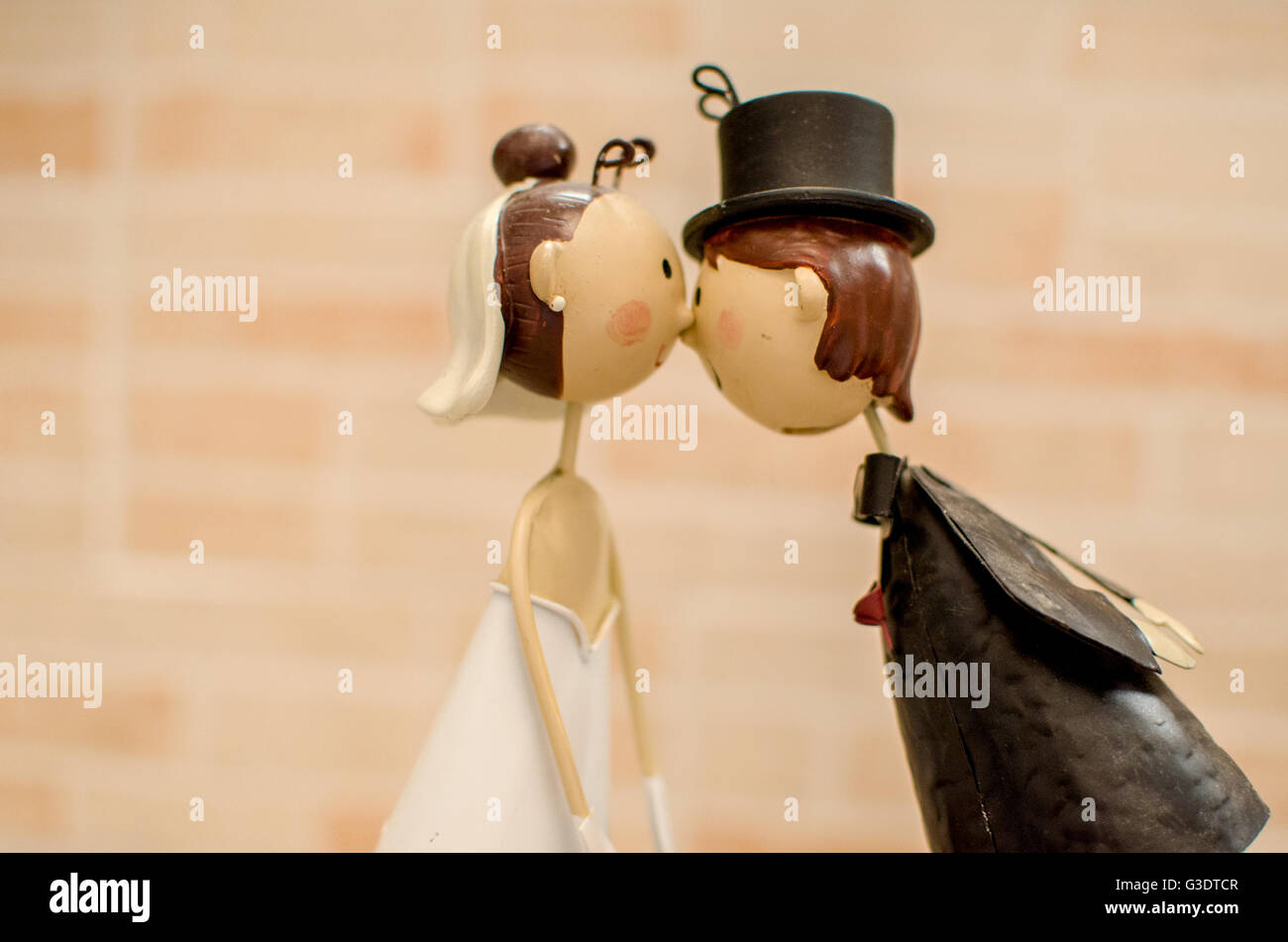 Ehegatten küsse Hochzeit Bevorzugung-bomboniere Hochzeitstorte Topper Stockfoto