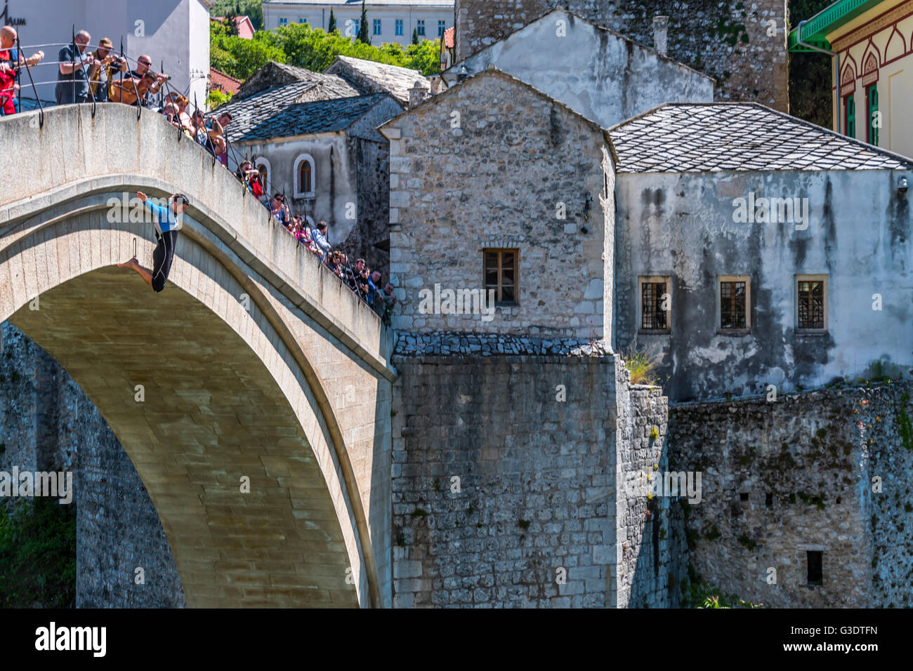 Springen von der alten Brücke Stockfoto