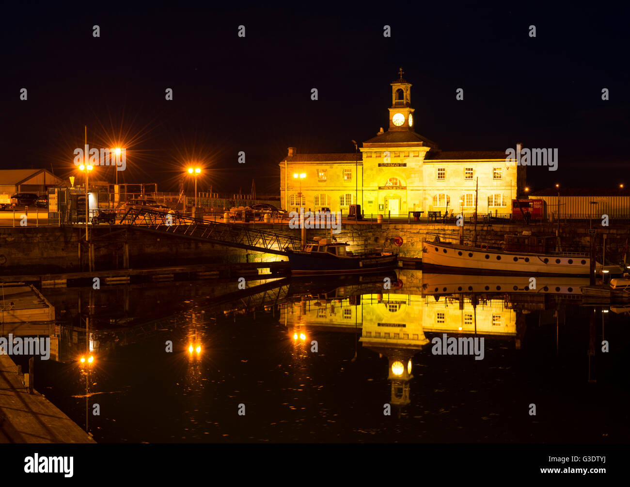 Ramsgate Maritime Museum spiegelt sich in der Marina, nachts beleuchtet. Stockfoto