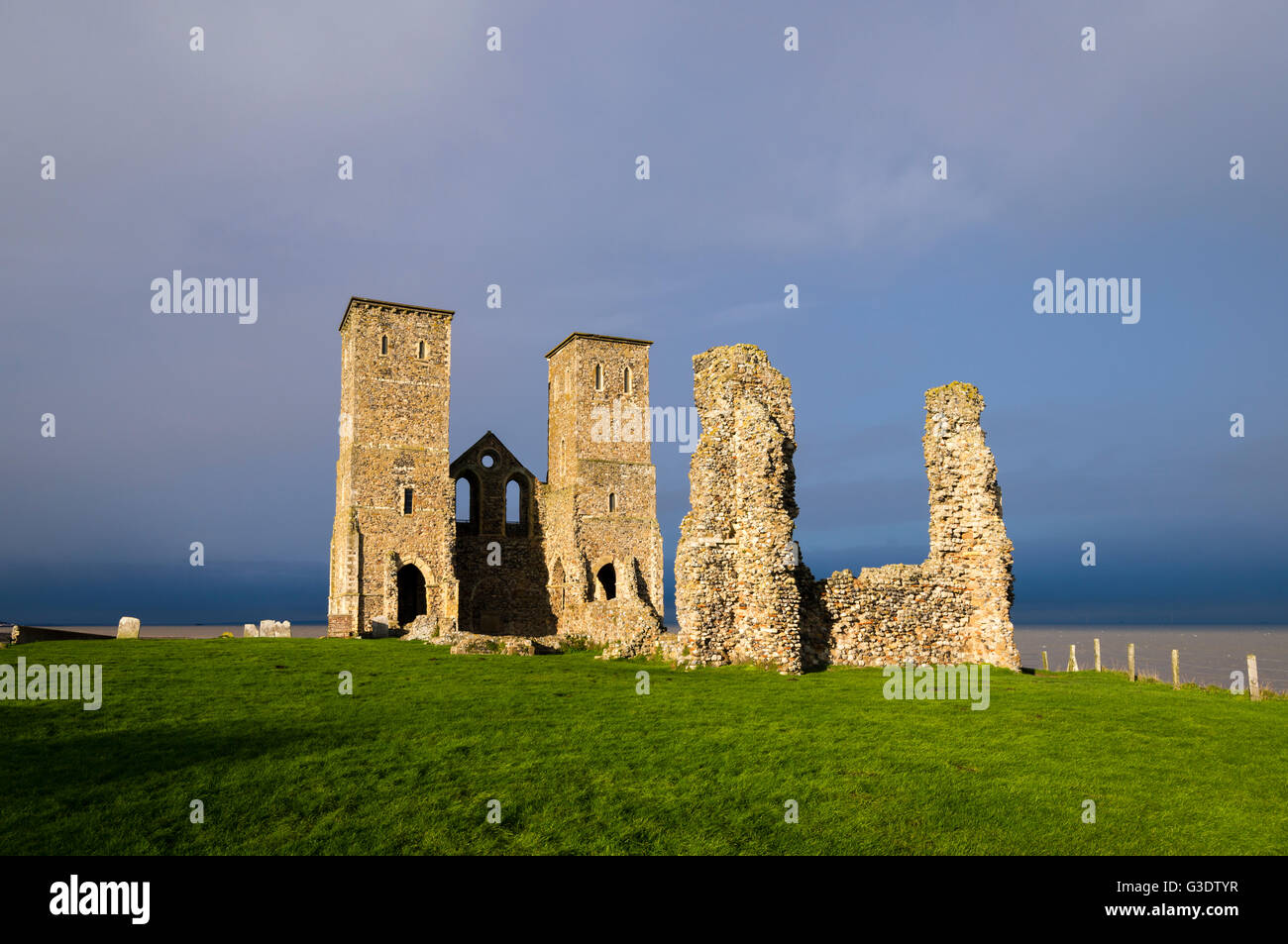 Die Reculver Türme Ruine auf der Küste von North Kent, in dramatischen Sturm Licht. Stockfoto