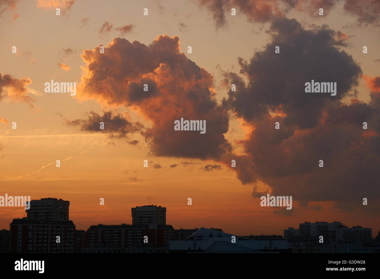 Sonnenuntergang in der Stadt mit dunkle Silhouette der Gebäude unten Stockfoto