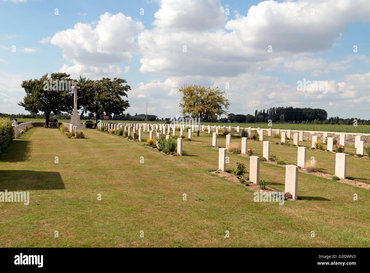Grabsteine & das Überqueren der Opfer in der CWGC Rue du Bacquerot (13. London) Friedhof, Laventie, Pas-De-Calais, Frankreich. Stockfoto
