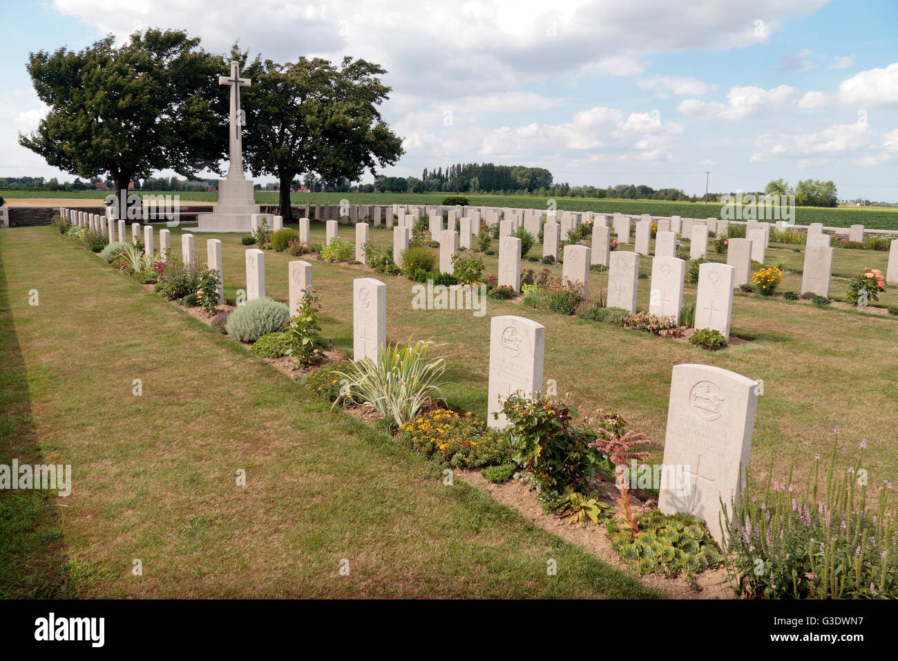 Grabsteine & das Überqueren der Opfer in der CWGC Rue du Bacquerot (13. London) Friedhof, Laventie, Pas-De-Calais, Frankreich. Stockfoto
