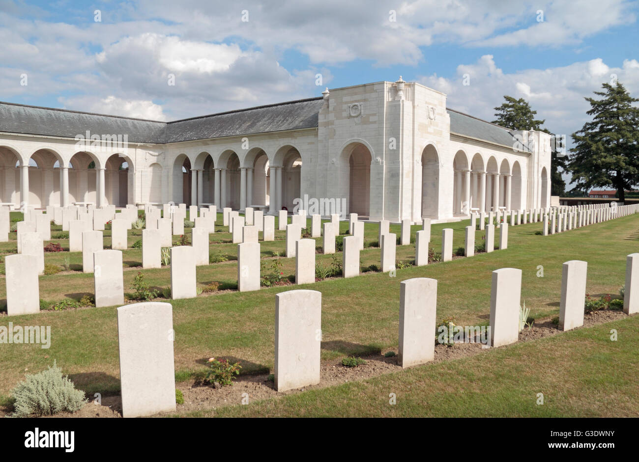 Das Le Touret Denkmal für die vermisste und CWGC Le Touret Militärfriedhof in der Nähe von Bethune, Frankreich. Stockfoto